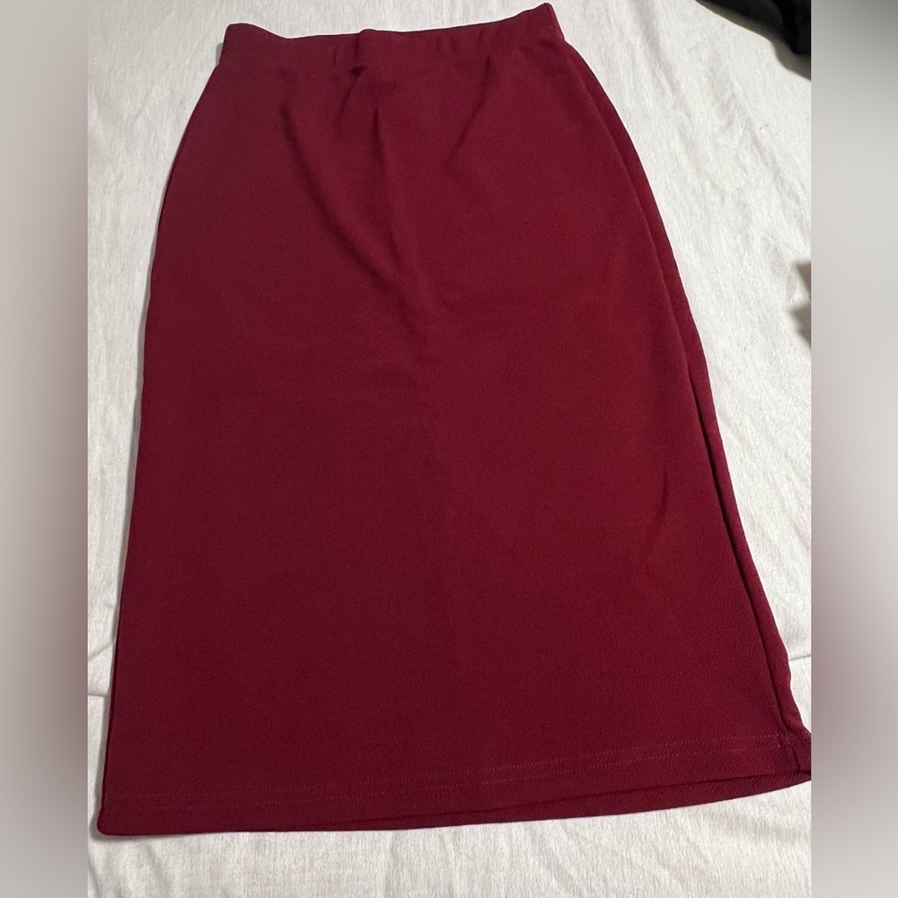 ✨🛍️ 4️⃣ for $2️⃣5️⃣ 💖 Chic Burgundy Pencil Skirt